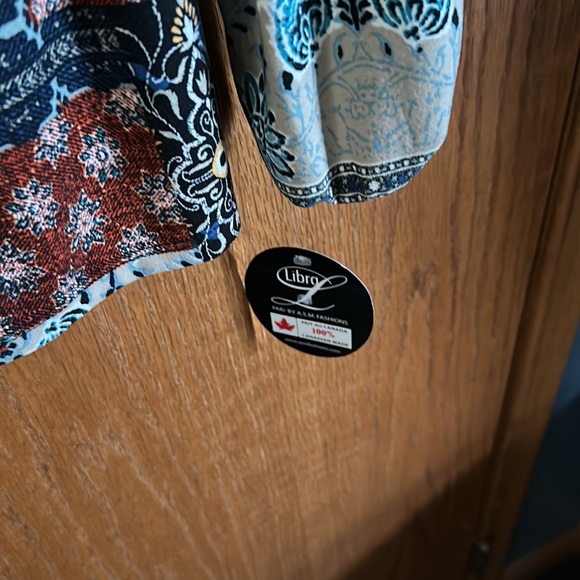 Ladies blouse by Libre! Size small, never worn! Pleated front waistline. - Picture 3 of 5